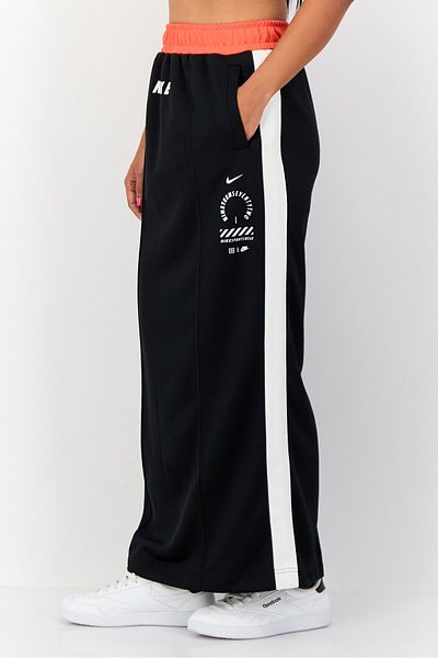 Nike Women Standard Fit Brand Logo Outdoor Skirt, Black