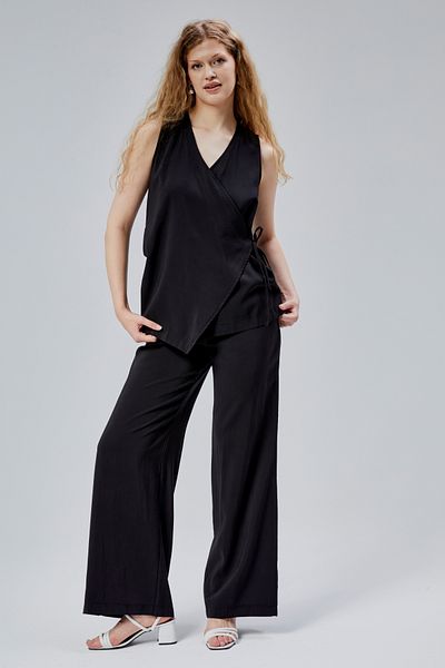 Bolivente Black V-Neck Side Tie Detailed Vest-Pants Suit