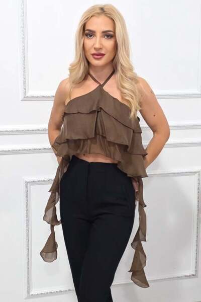 FashionForYou Κομψό ασύμμετρο τοπ Yuna, με oversized βολάν που τυλίγονται γύρω από το σώμα, καφέ