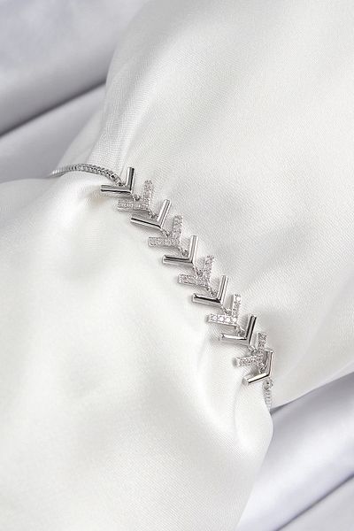 Skygo Brass Zircon Stone Row Arrow Model Silver Color Elevator Women's Bracelet