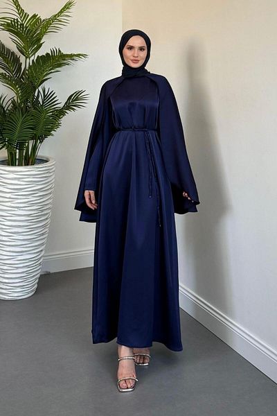 MERVEN AKYÜZ Βραδινό φόρεμα Elior Cape Satin Navy Blue