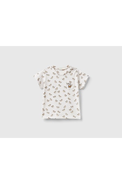 United Colors of Benetton تي شيرت أطفال مطرز بشعار الأرنب مع أزرار على الكتف