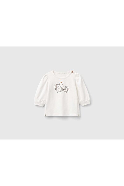 United Colors of Benetton تي شيرت أطفال بأكمام طويلة مع طباعة وزر كبس على الكتف