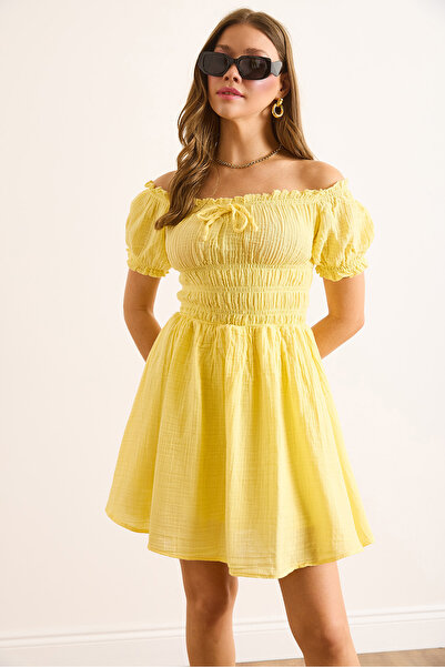 Olalook Kadın Sarı Müslin Yakası Bağcıklı Eteği Astarlı Mini Elbise ELB-19002497