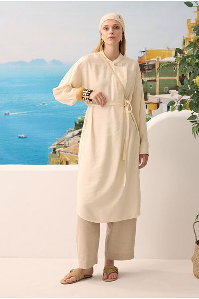 HEQA Tunic Bone with Wide Collar and Pleat Detail