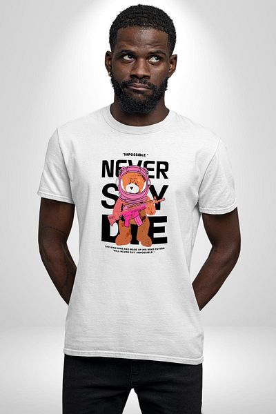 Angemiel تي شيرت مطبوع من الأمام للرجال والنساء باللون الأبيض من Never Say Impossible Bear and Astronaut