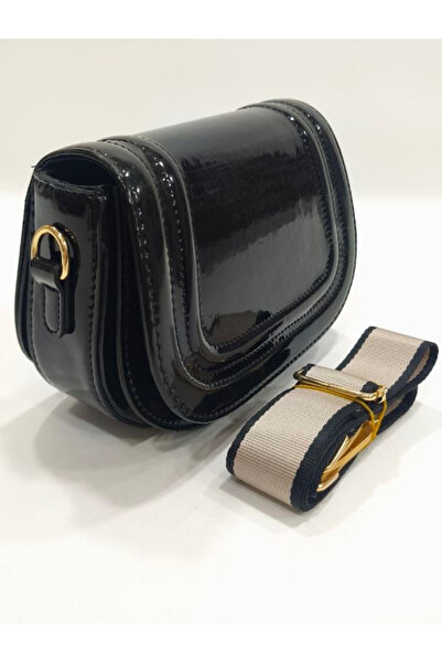 themoiss حقيبة كتف نسائية صغيرة الحجم بحزام من الجلد الصناعي اللامع