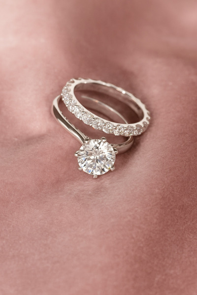 Crystal Diamond Zirconia Işıklı kutuda, 1 karat tamtur ve 3 karat tektaş yüzük