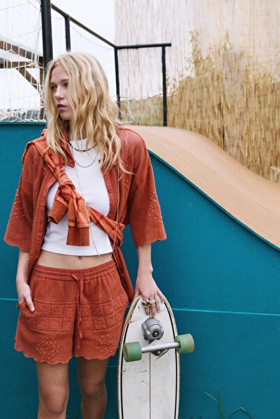 Pull & Bear İşlemeli örgü şort