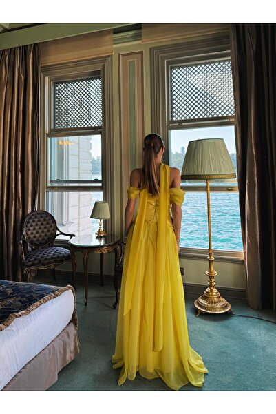 OYKUWEAR Melody Şal Detay Saten Sarı Uzun Abiye