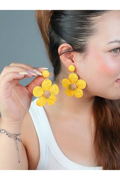 Sumen Butik White Hanging Daisy Motif Summer Earrings