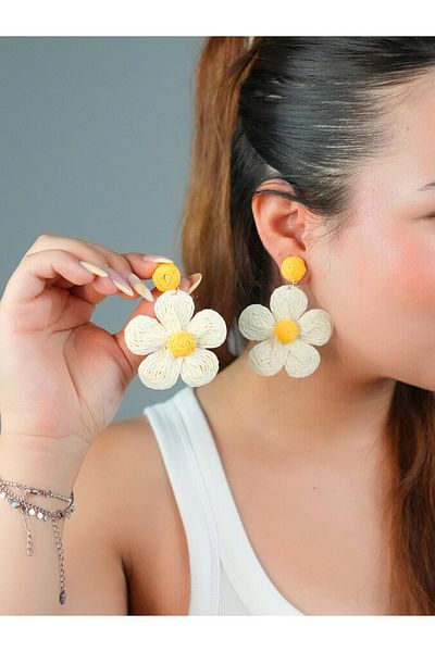 Sumen Butik White Hanging Daisy Motif Summer Earrings