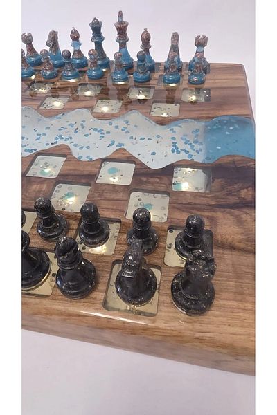 Finecraft "Frozen Diamonds" chess board, made of walnut wood, resin, LEDs