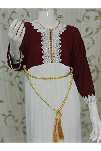LAİN Elegant traditional jalabiya in green and white with elegant lace and a feminine gold belt