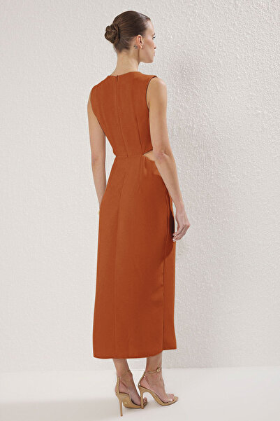 Kolekcia Trendyol Maxi tkané krepové šaty A-Line s nízkym strihom v páse a detailom príslušenstva TWOSS25EL00017