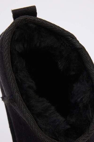 TRENDYOL SHOES Černé dámské boty s kulatou špičkou na plochém podpatku s kožešinou uvnitř TAKAW26BO00001