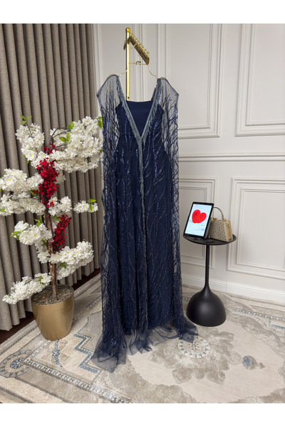 Diva style Elegant and distinctive evening dress with beaded embroidery, of the highest quality and lowest price