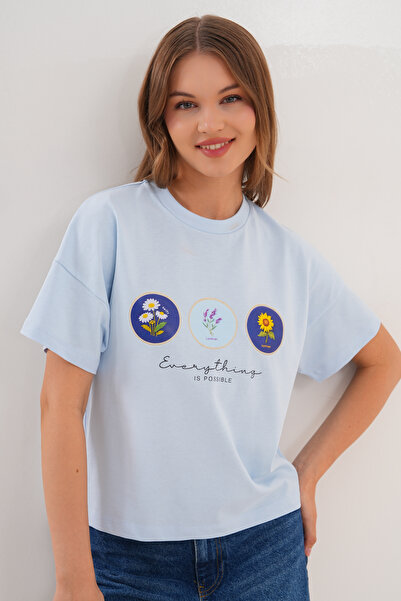 Basics&More Μπλουζάκι μπλε γυναικείο oversized λουλούδια Όλα είναι δυνατά με ...