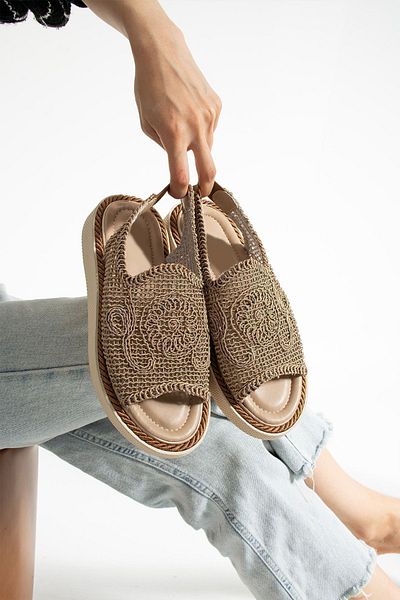 Moda Devrin Pletené sandály z norkové slámy