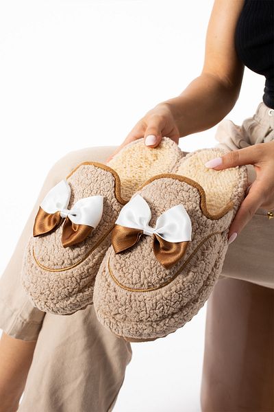 Moda Devrin Béžové zimní dámské pantofle s motýlkem