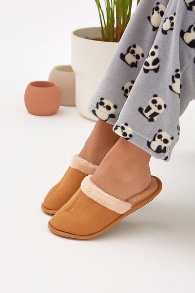 Moda Devrin Tan Closed Front Fur Lined House Slippers Winter Slippers (Narrow Fit)