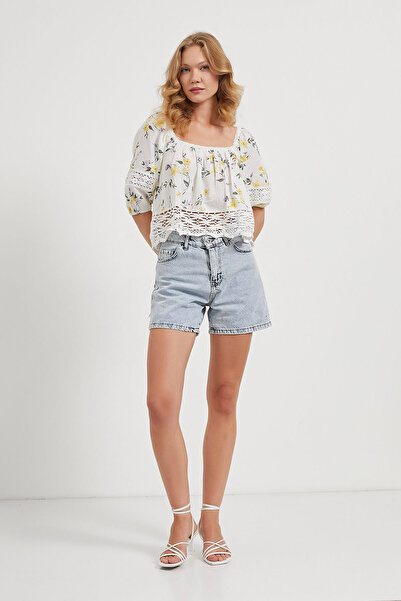 Arma Life Bluză crop albă cu guler pătrat din dantelă cu model floral