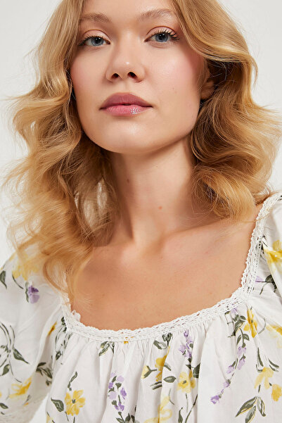 Arma Life Bluză crop albă cu guler pătrat din dantelă cu model floral