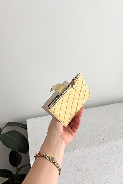 Yuka Atelier Πορτοφόλι Ruby μεσαίου μεγέθους από συνθετικό δέρμα με καπιτονέ λεπτομέρεια