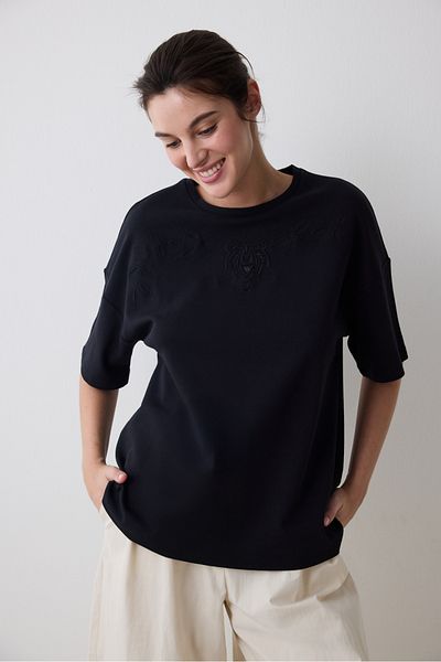 Penti Tricou negru supradimensionat cu detaliu brodat