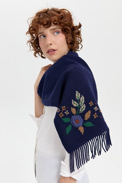 Desen Triko Camolă de lână pentru femei albastru bleumarin - cu broderie Daisy și ciucuri