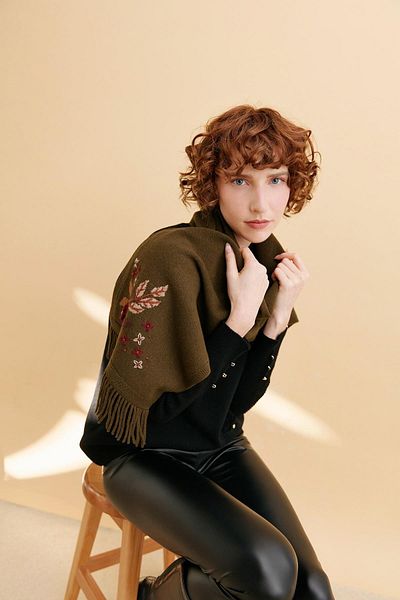 Desen Triko Camisole de lână pentru femei A.Green - cu broderie Daisy și ciucuri