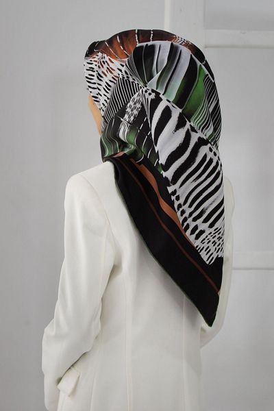 Vissona 100% Twill Silk Geometric Pattern Μαύρο - Χακί Χρώμα 90x90 Σχήμα ραπτικής κασκόλ: Ράψιμο στο χέρι