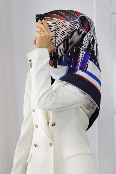 Vissona 100% Twill Silk Geometric Pattern Navy Blue - Red Colored 90x90 Σχήμα ραπτικής κασκόλ: Ράψιμο στο χέρι