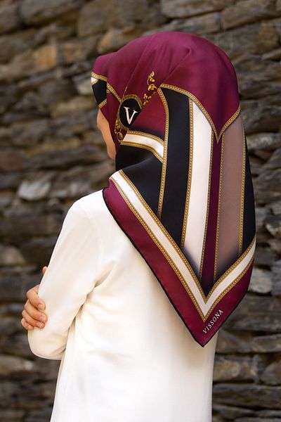 Vissona 100% Twill Silk Baroque και Γεωμετρικό Μοτίβο Βουργουνδίας - Μαύρο Χρώμα 90x90 Φουλάρι Σχήμα Ραπτικής: Ράψιμο στο χέρι