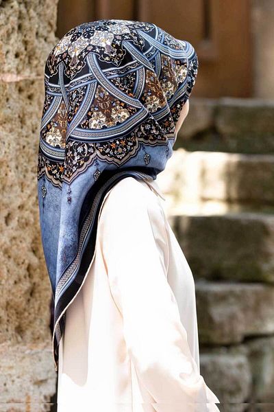 Vissona 100% Twill Silk Shawl Pattern Indigo - Σχήμα φόρμας κασκόλ 90x90 σε μπλε ναυτικό χρώμα Ράψιμο στο χέρι