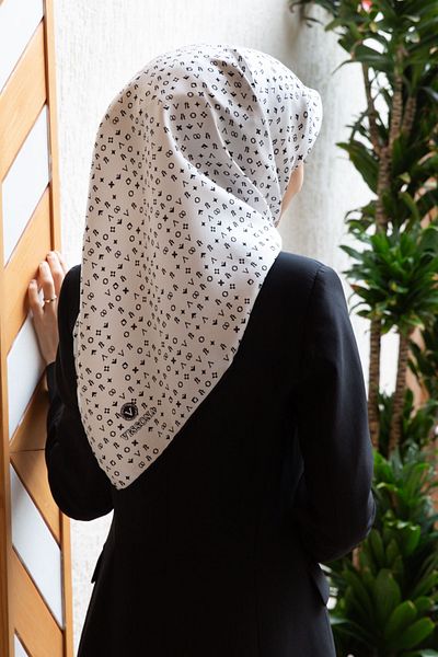 Vissona 100% Twill Silk Crispy Motif Patterned Cream - Μαύρο Χρώμα 90x90 Φουλάρι Σχήμα Ραπτικής: Ράψιμο στο χέρι