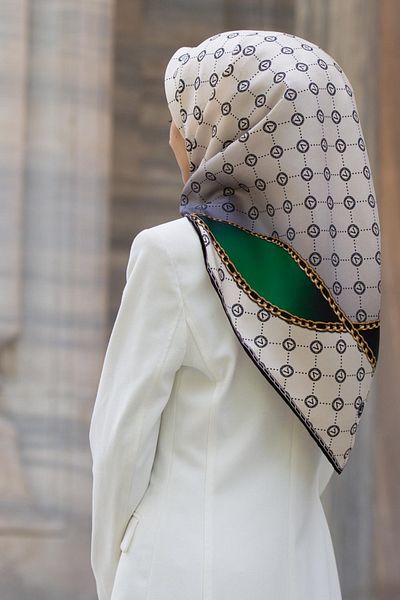 Vissona 100% Twill Silk Chain and Monogram Patterned Cream - Emerald Green Colored 90x90 Φουλάρι Σχήμα Ραπτικής: E