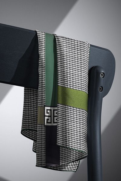 Vissona 100% Twill Silk Houndstooth Σχέδιο Σμαραγδένιο Πράσινο - Χακί Χρώμα 90x90 Σχήμα Ραπτικής Κασκόλ: Ράψιμο στο χέρι