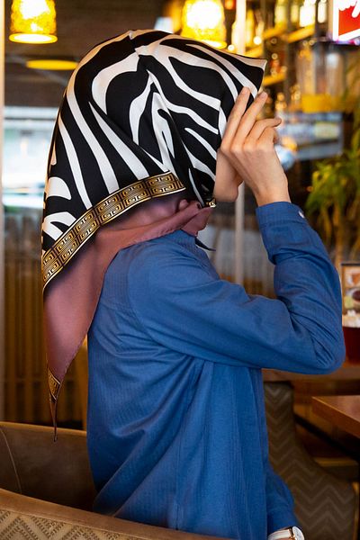 Vissona 100% Twill Silk Zebra Pattern Powder - Χρυσό Χρώμα 90x90 Φουλάρι Σχήμα Ραπτικής: Ράψιμο στο χέρι