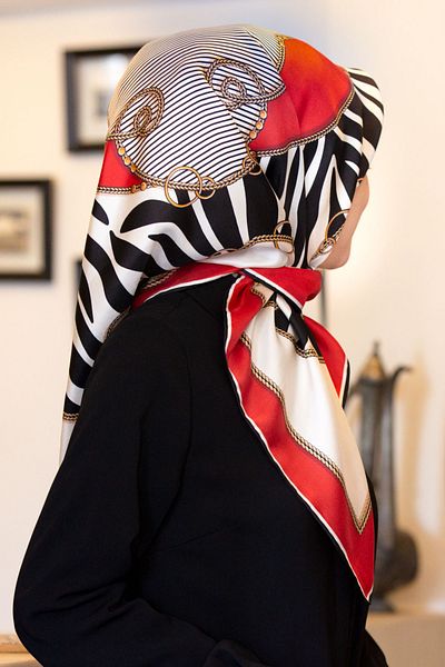 Vissona Κόκκινο και μαύρο χρώμα 100% Twill Silk Chain Zebra μοτίβο 90x90 Κασκόλ - Ράψιμο στο χέρι