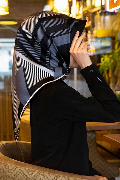 Vissona Γεωμετρικό σχέδιο 90x90 Σχήμα φύτευσης κασκόλ - Γκρι μαύρο δικαστήριο μεταξωτό ράψιμο στο χέρι