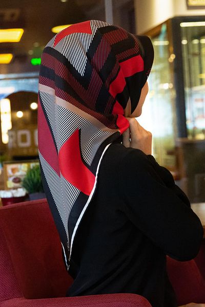 Vissona 100% Twill Silk Geometric Pattern Claret Red - Μαύρο Χρώμα 90x90 Φουλάρι Σχήμα Ραπτικής: Ράψιμο στο χέρι