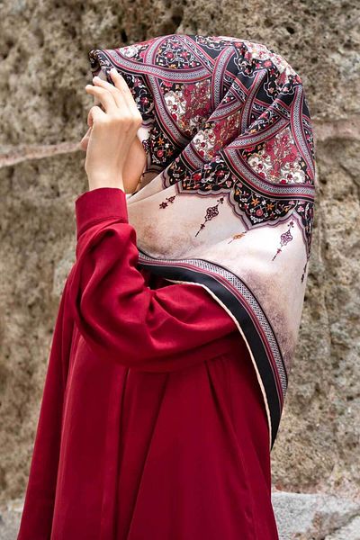 Vissona Twill Silk Shawl - Μοτίβο Μαύρο-Βουργουνδίας 90x90 Φουλάρι Ράψιμο Χειροποίητο