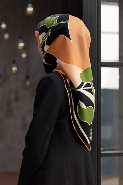 Vissona Water Green Silk Leaf Patterned Salmon - 90x90 Twill Scarf: Ράψιμο στο χέρι