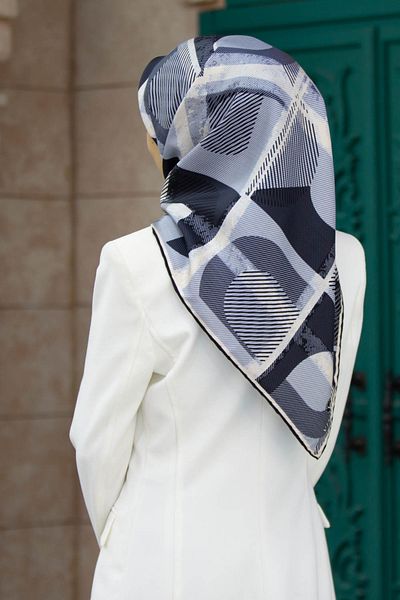 Vissona 100% Twill Silk Geometry με μοτίβο μαύρο-κρεμ Χρώμα 90x90 Κασκόλ Σχήμα ραφής άκρων Ραμμένο στο χέρι