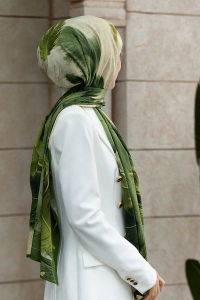 Vissona Πολυτελές Medina Silk Leaf μοτίβο Σμαραγδένιο Πράσινο Χρώμα 75x195 Ανθεκτικό σάλι Moss Crepe Τύπος ραφής Ιταλία