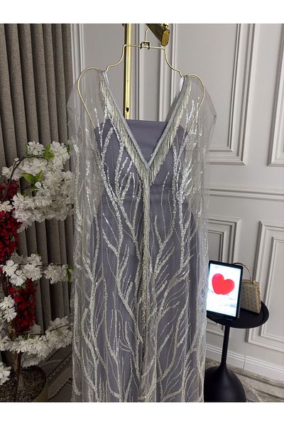 Diva style Elegant and distinctive evening dress with beaded embroidery, of the highest quality and lowest price