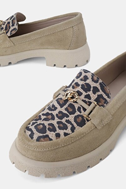 TUNAELLİ KADIN BEJ SÜET HAKİKİ DERİ 36-41 NUMARA LEOPAR DESENLİ TOKALI LOAFER AYAKKABI