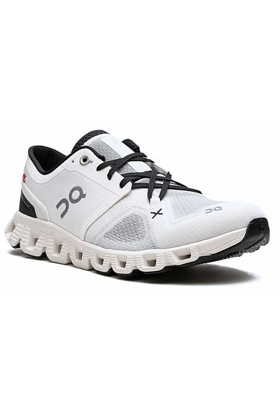 ON Cloud X 3 training trainers in white and black