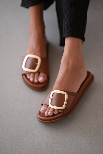 selinshoes Nola Buckle Detailed Women's Slippers - Taba